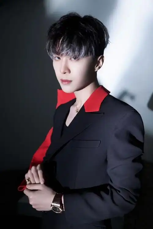 范丞丞红与黑异形风衣造型##范丞丞浙江卫视跨年挑染白发造型##浙江