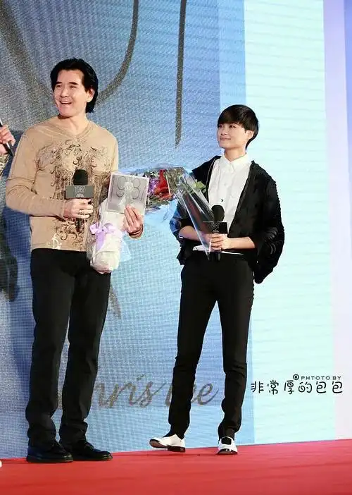 一个李宇春粉丝提供的图,人家费翔身高191cm,最萌身高差