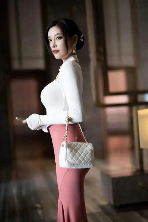 杨晨晨写真修身裙子凸显性感身材诠释成熟女人的魅力