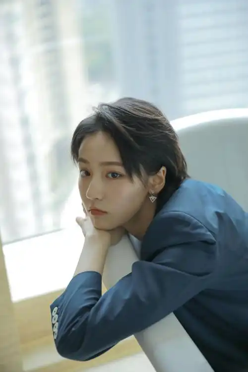 成果蓝色西装性感写真图片26