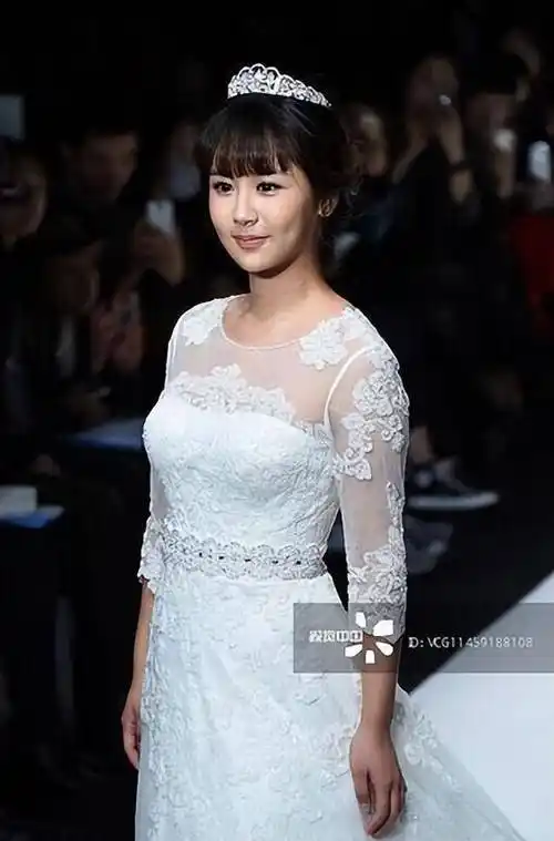 2017年杨紫穿粉色露肩淑女裙走红毯,显得文静可爱2018年穿白色纱裙