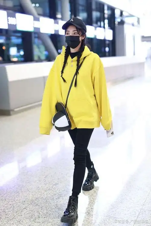 麦迪娜机场穿柠檬黄卫衣变"小黄人",戴帽扎双马尾甜美可人