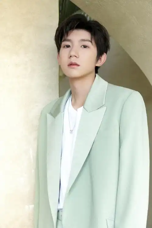 王源浅绿色西服##王源帅得像人形立牌