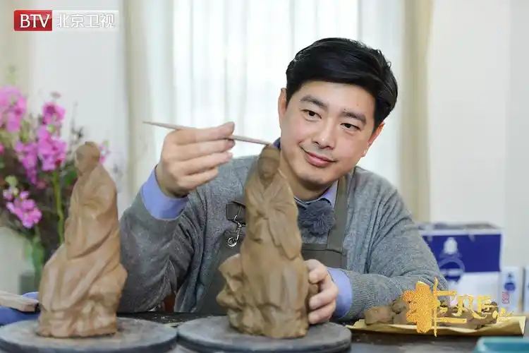 不仅传承方法与众不同,作为"泥人张"世家的第六代传人,张宇的个人形象
