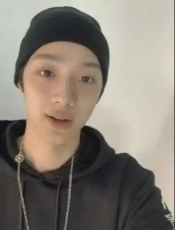 赖冠霖素颜直播黑眼圈好明显整个人都暗沉了网友直呼快去睡觉