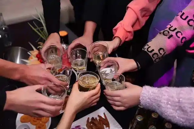 我们家有时候聚餐,小朋友还能快乐地唱一晚上的《蜗牛和黄鹂鸟》.