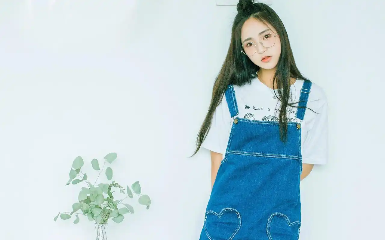 半丸子头可爱韩系少女写真电脑壁纸图片下载