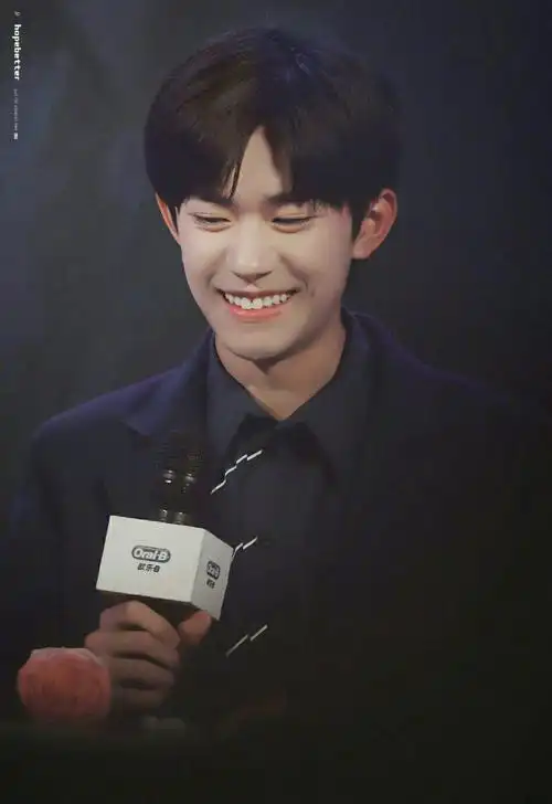 易烊千玺笑容小合集,是笑起来会有小梨涡的阳光少年|易烊千玺_新浪新