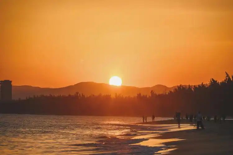 在银色的沙滩上—壮美海棠湾落日(2020-12-15拍摄于海南三亚海棠湾)