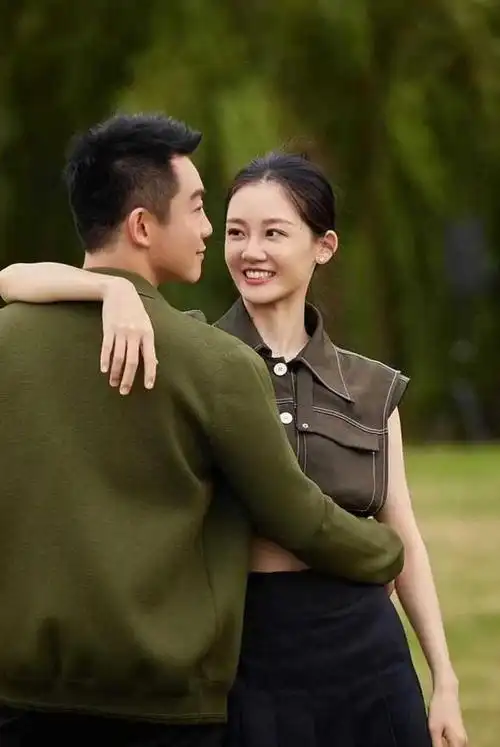 郑恺到底懂不懂浪漫?程晓玥有专属奶茶店,苗苗却没惊喜和礼物?