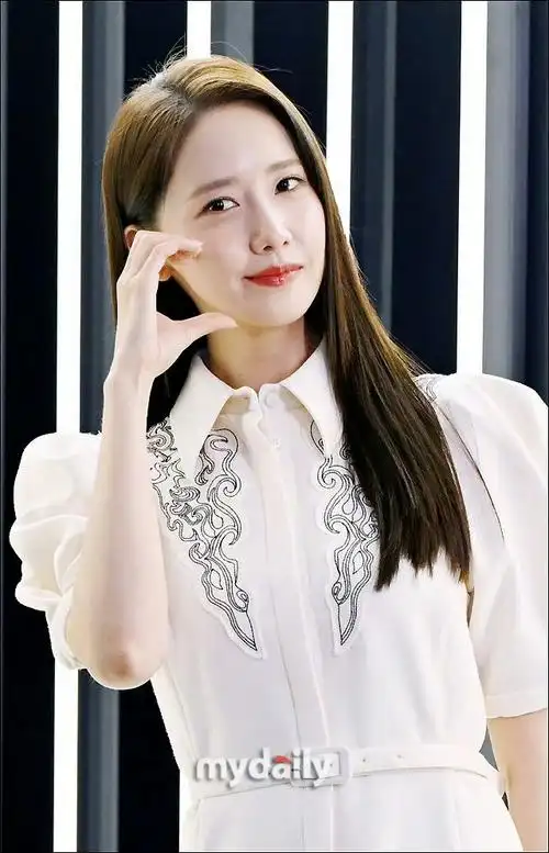 林允儿白色泡泡袖长裙#林允儿今日活动,白色泡泡袖长裙,优雅大方适