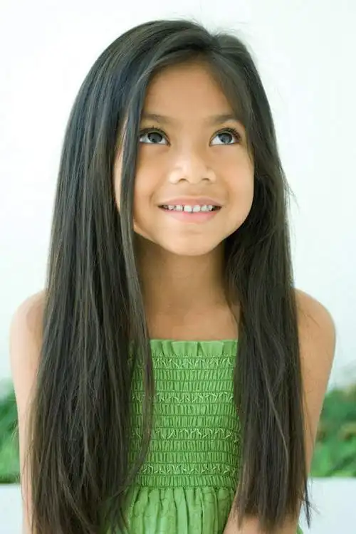 儿童,一个人,笑,微笑,露齿笑,竖图,室外,白天,正面,裙子,纯洁,仅一个