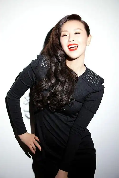 p data-id="gnwxjy7fnt">王雅洁,中国内地女歌手,空政文工团青年歌唱