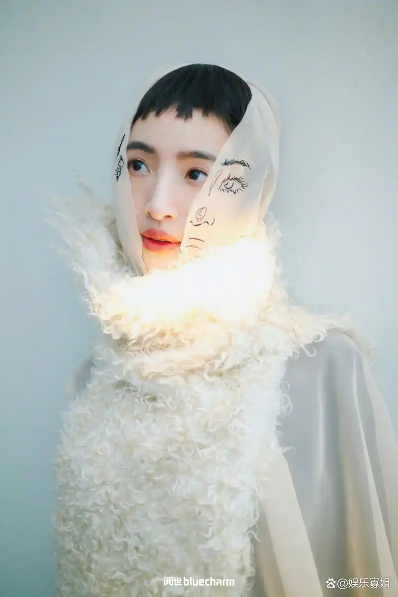 林依晨《阅世》一月刊封面,俏丽的齐刘海,清甜的气质