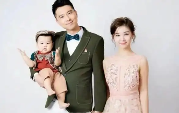 李小萌晒美照庆生,身形纤细可爱俏皮,老公王雷站一旁满眼爱意|李小萌