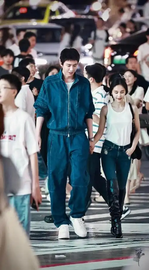 王子文和刘宇宁在《蝉女》的拍摄现场被路透摄影师拍到同框的照片