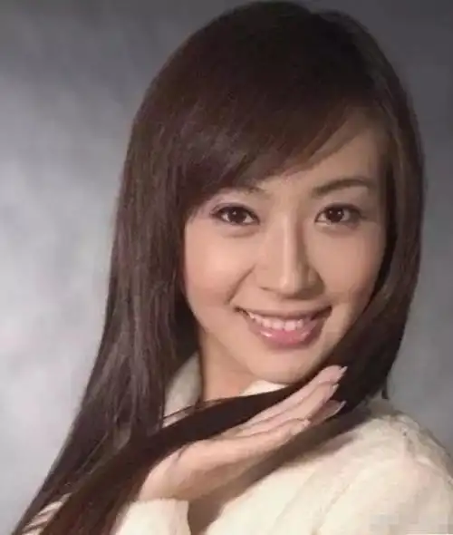 李菲儿的脸也是一手好牌打烂的典型