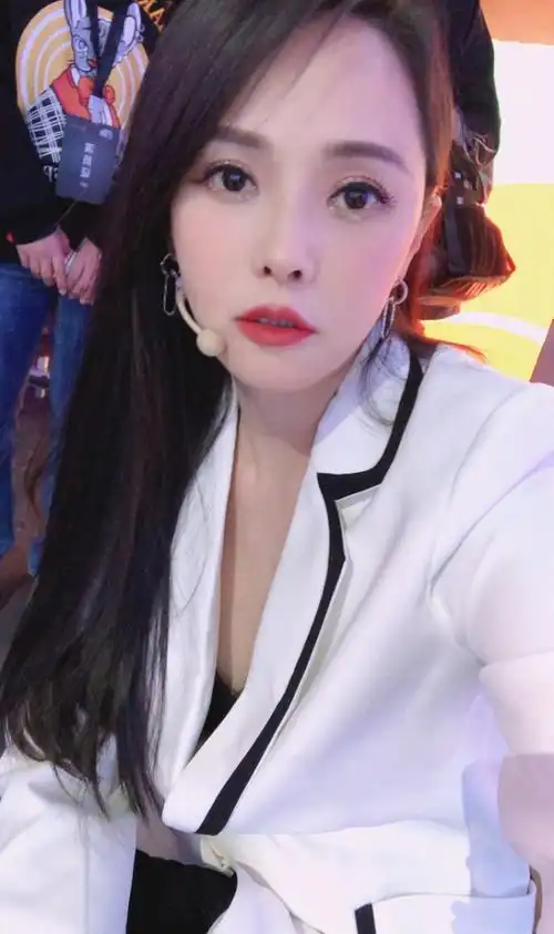 伊能静被曝涉嫌骗领居住证,作家海菱愤慨实名举报,她们因何结怨?