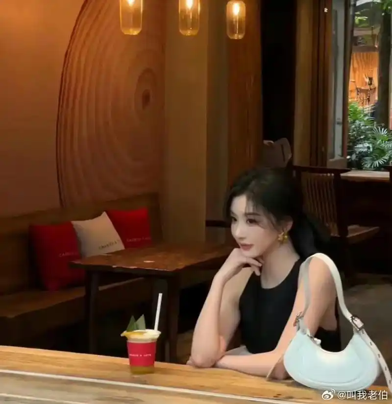 路人镜头下的孔雪儿,这颜值是真的高,难怪马伯骞会念念不忘