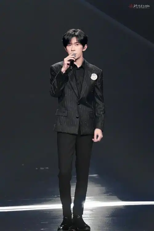 易烊千玺文艺志愿晚会致敬航天人《不辞星海》舞台直拍.好听!