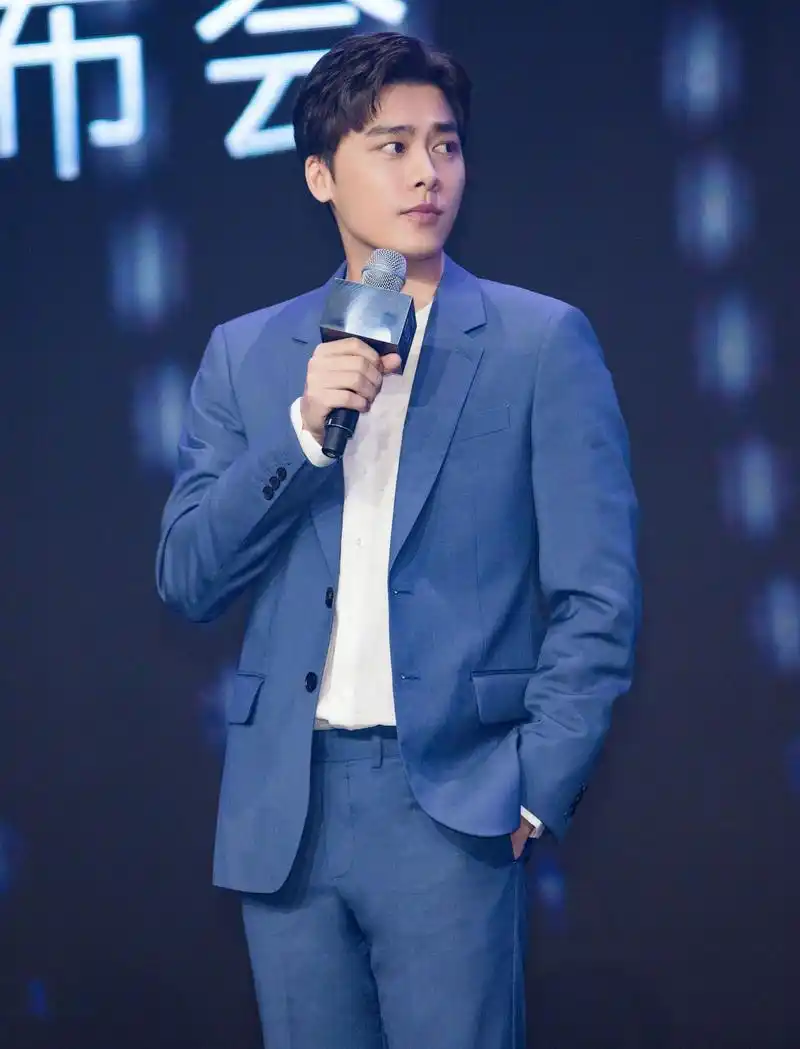 壹峰信分享李易峰昨日活动高清图 是蜜蜂心心念念的易中人