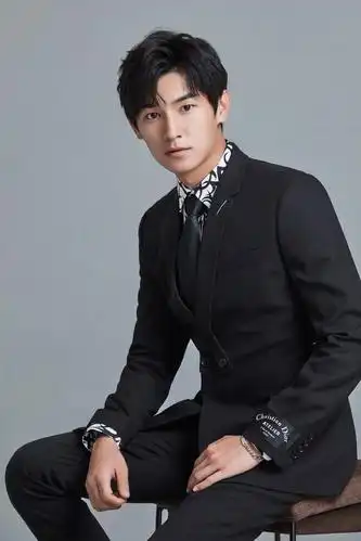 杨旭文身穿黑色西装尽展型男魅力,而衬衫混搭花纹外套沉稳内敛