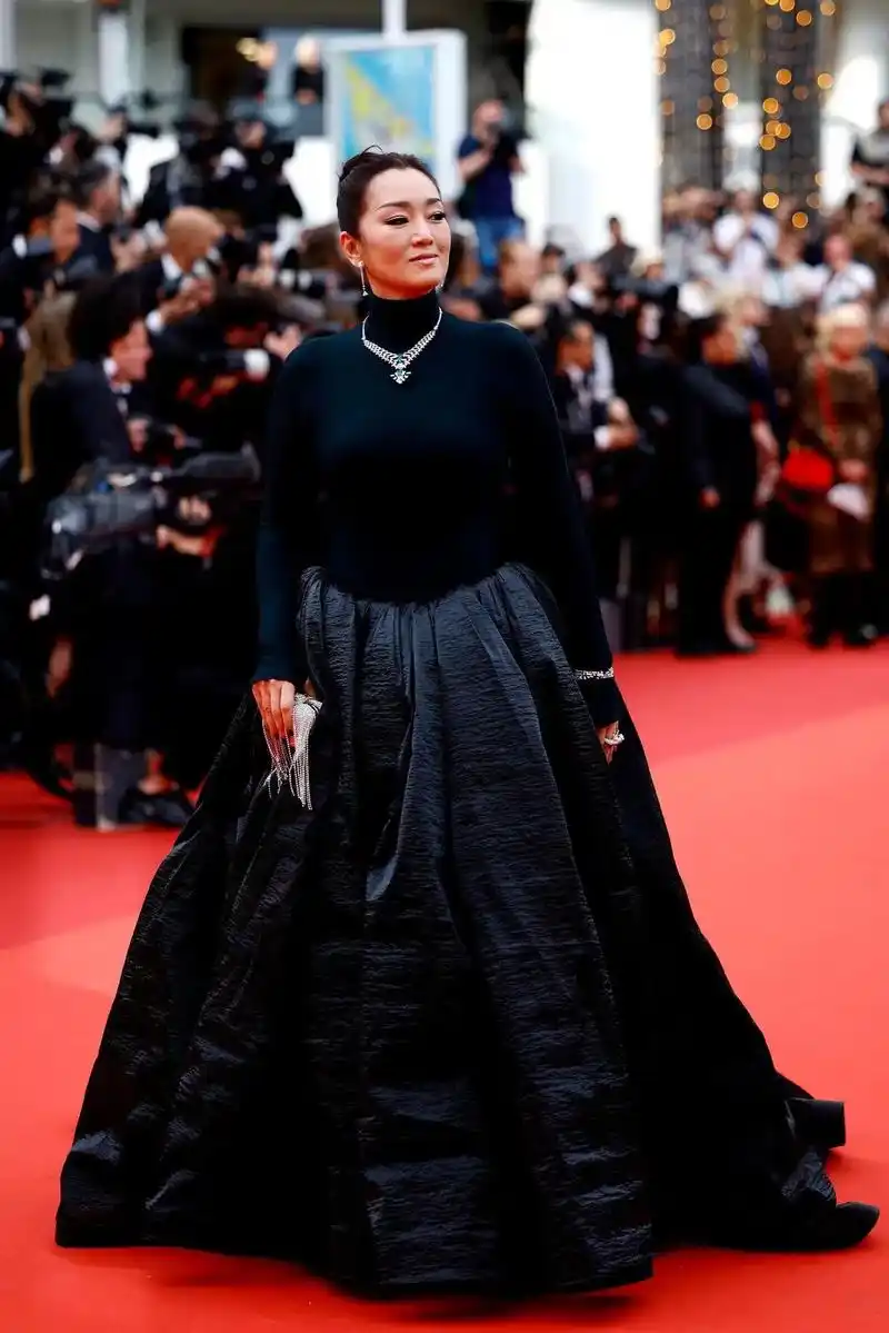 巩俐亮相戛纳电影节开幕红毯.巩皇身着alaïa黑色礼裙走上# - 抖音