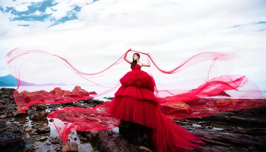 大气优雅海边礁石婚纱照