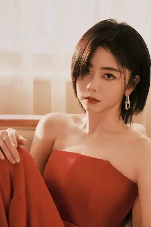 谭松韵:满载晴朗出发,和飞行员程霄一起向风而行_小姐_风格_发布会