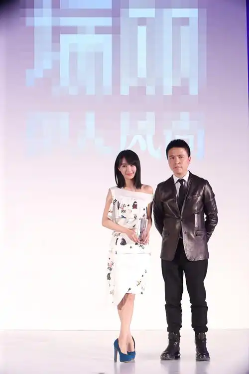 李菲儿白色洋装优雅亮相 小露香肩显妩媚
