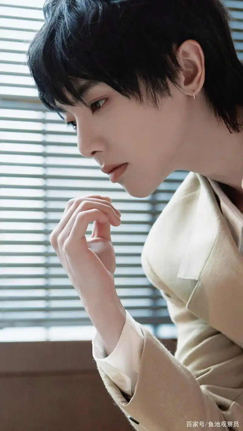 华晨宇最新图片,卡其色西装出席活动,温暖雅致,点缀冬日美好