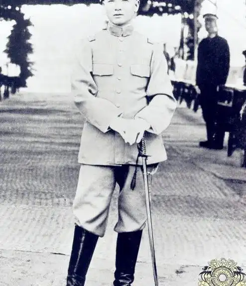 我们平时见到的袁世凯照片大多都是民国时期身着军装的,或者就是"