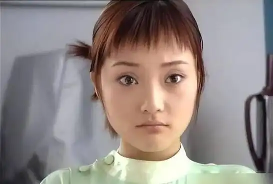 在一场颁奖晚会上,19岁的李小璐与任泉初次相遇.