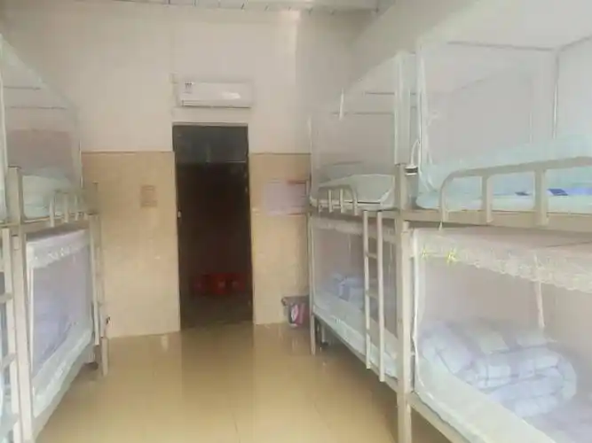 海珠中学宿舍条件完善,能解决海珠区外学生住校需求,均配备空调,独立