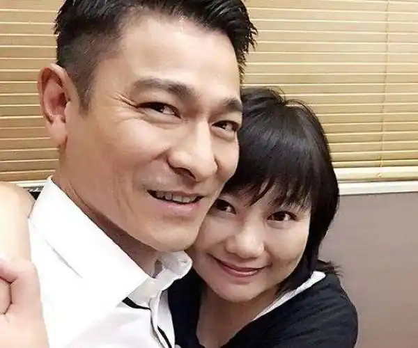 刘德华与妻子恩爱,遗憾的是只有一个女儿,女儿近照曝光,颜值高_朱丽倩