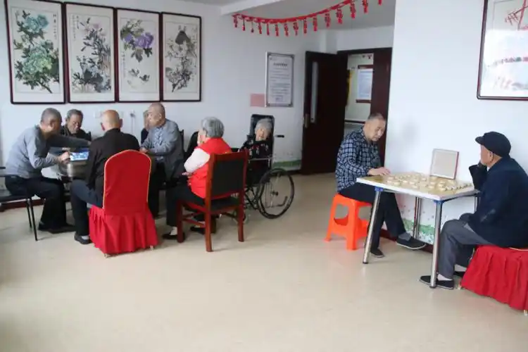 参观养老中心棋牌室——老人们正在打麻将,下象棋