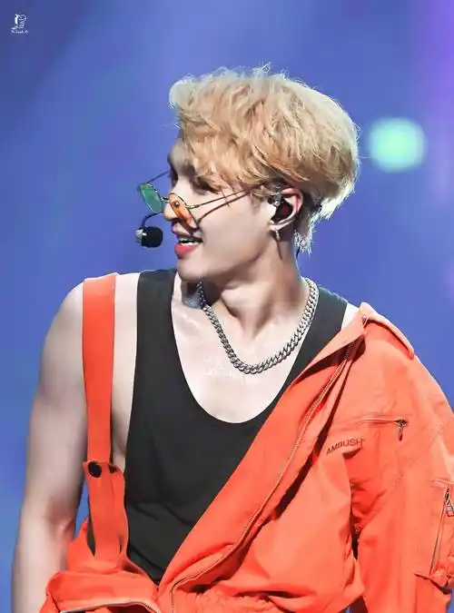 原创张艺兴金发侧颜照曝光因为颜值忽略了他的努力与实力