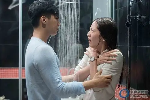 凹呜～曾之乔湿身被「胸咚」 好身材太养眼了吧>