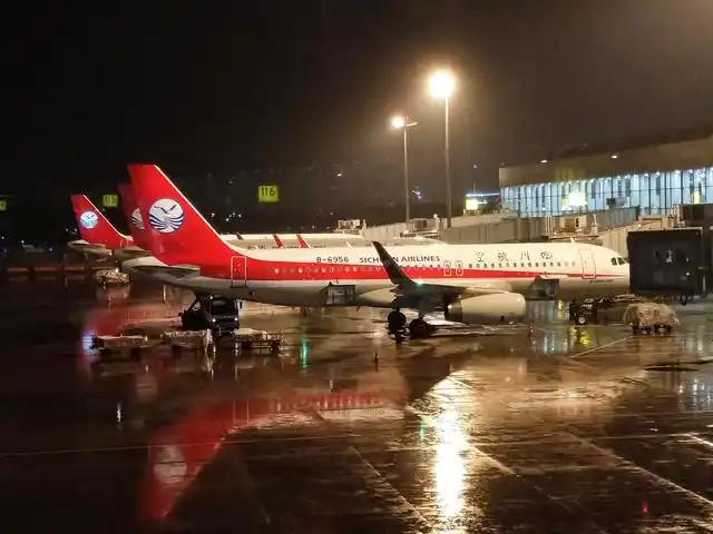 成都双流国际机场位于四川省成都市双流区,距成都市中心约16公里,为4f