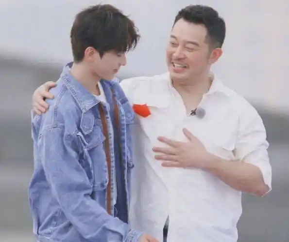 蔡徐坤路透中上演壁咚,瞧见对象是谁后,这关系真不是一般亲密!