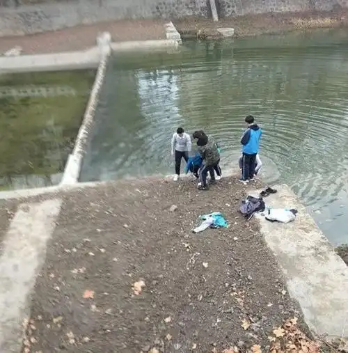 一位中年妇女落入冰冷的水中 情况十分危险 五位穿着校服的男孩看到后