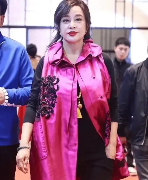 70岁刘晓庆现身活动,生图曝光真实状态,皮肤松弛老态尽显_照片_网友