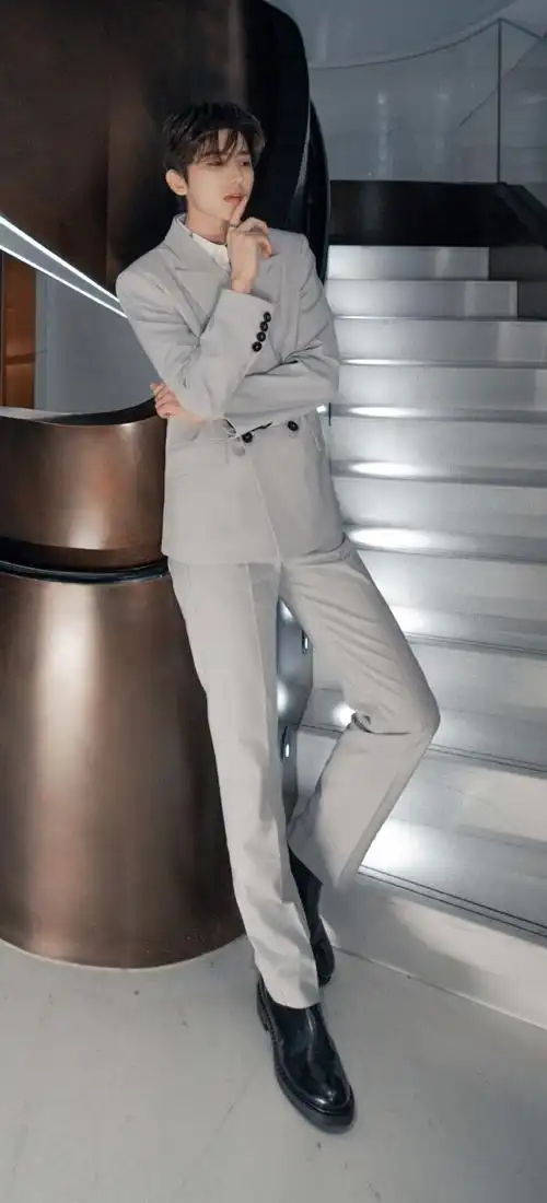 惊人的美貌惊人的身材比例还有印象吗#蔡徐坤#cxkhug me(抱我)