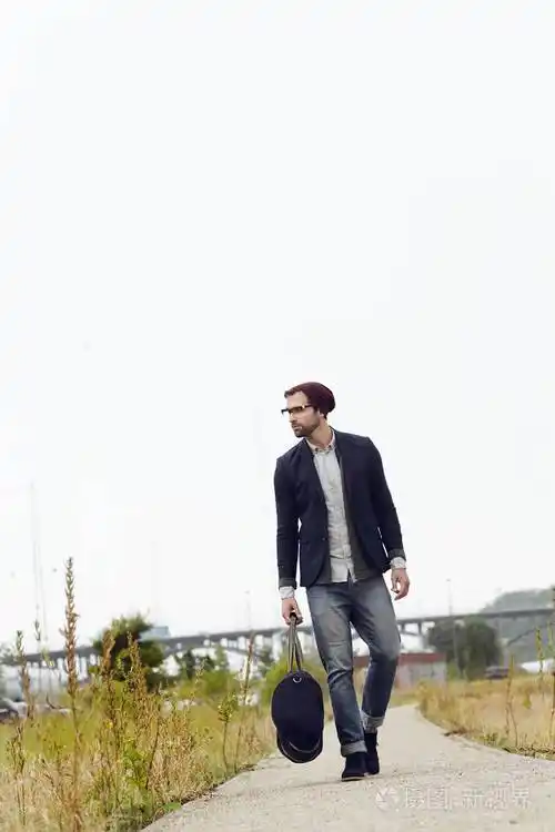 在人行道上行走的人