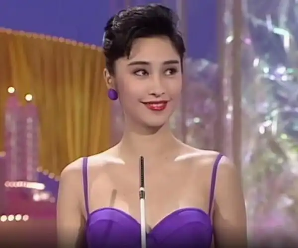 在那段时间,他常常独自前往ktv,仔细研究最近的流行歌曲,寻找自己的