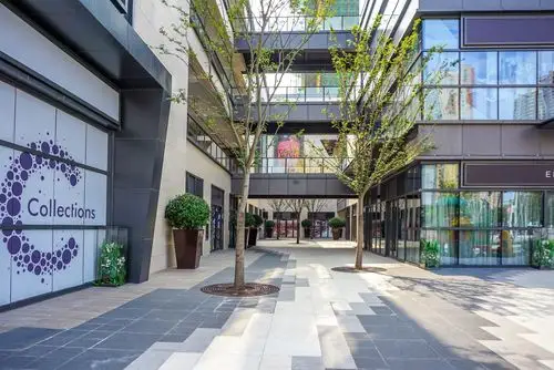 设计手法,丰富视觉效果,除了游乐设施,标识指引,灰色马赛克式的铺装外