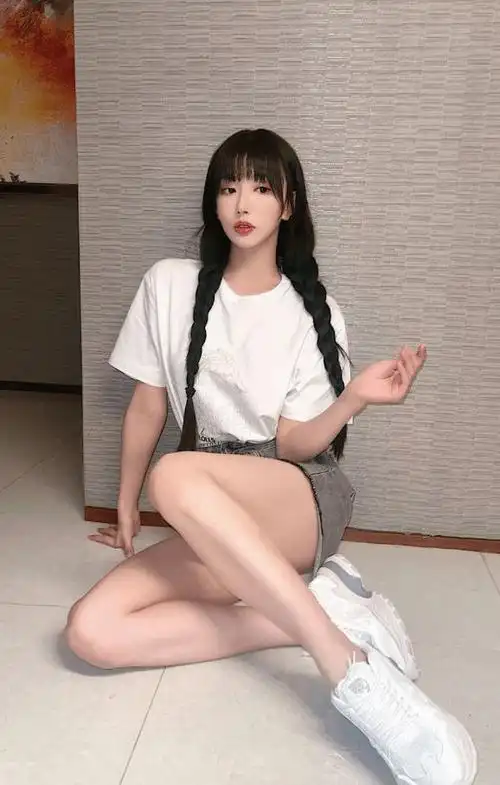 孔雪儿的茶艺坐火了单手撑在地面上看见腿那刻瞬间心动了