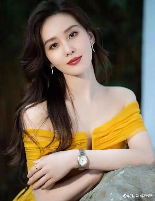 谁说刘诗诗路人脸!颜值开挂惊艳众人,最新照露肩裙秀绝美天鹅颈