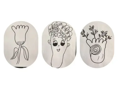 孩子们把脚印拓印下来,再通过想象进行装饰,快来看我们的成果吧!