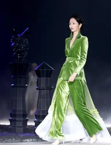 "盖娅传说·熊英"时装发布会在京举行_新华社